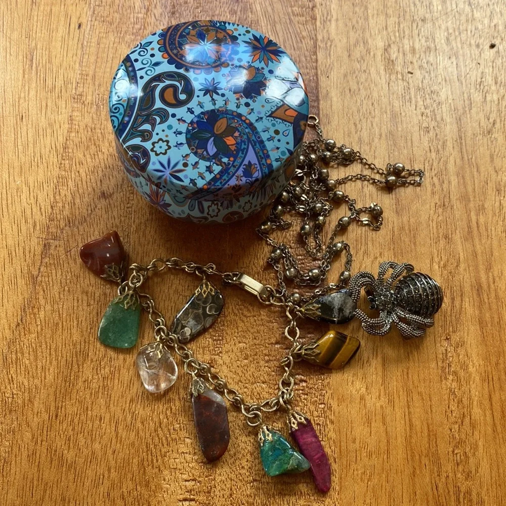 SPECIAL Lidded Tin withSpider Brooch Multi-stone Bracelet & Necklace - Picture 5 of 11